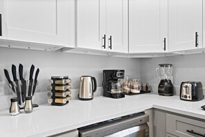 Fridge, microwave, oven, stovetop - Nr Museum Med Center Zoo Apt | Fire Pit BBQ Games (Houston)