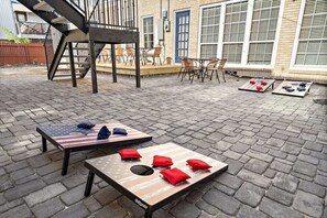 Outdoor dining - Nr Museum Med Center Zoo Apt | Fire Pit BBQ Games (Houston)