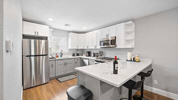 Kjøleskap, mikrobølgeovn, ovn og kokeplater