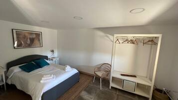 3 slaapkamers, een strijkplank/strijkijzer, internet, beddengoed
