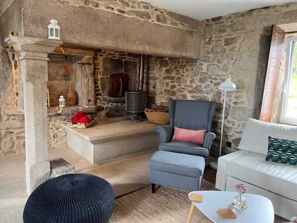 Télévision, baby-foot, table de tennis de table