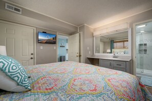 2 bedrooms, iron/ironing board, internet