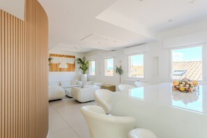 Penthouse panorámico | Cocina privada | Frigobar, microondas, cafetera de espresso y cafetera y tetera