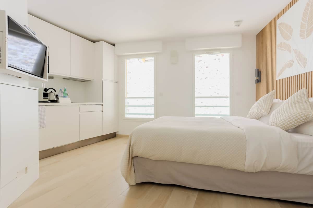 Habitación superior | 1 dormitorio, caja fuerte, escritorio y cortinas opacas
