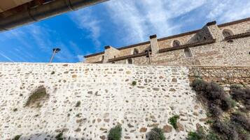 Eine Steinmauer vor strahlend blauem Himmel.