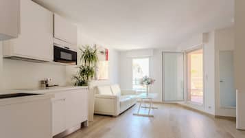 Suite Deluxe, balcón | Cocina privada | Frigobar, microondas, cafetera de espresso y cafetera y tetera