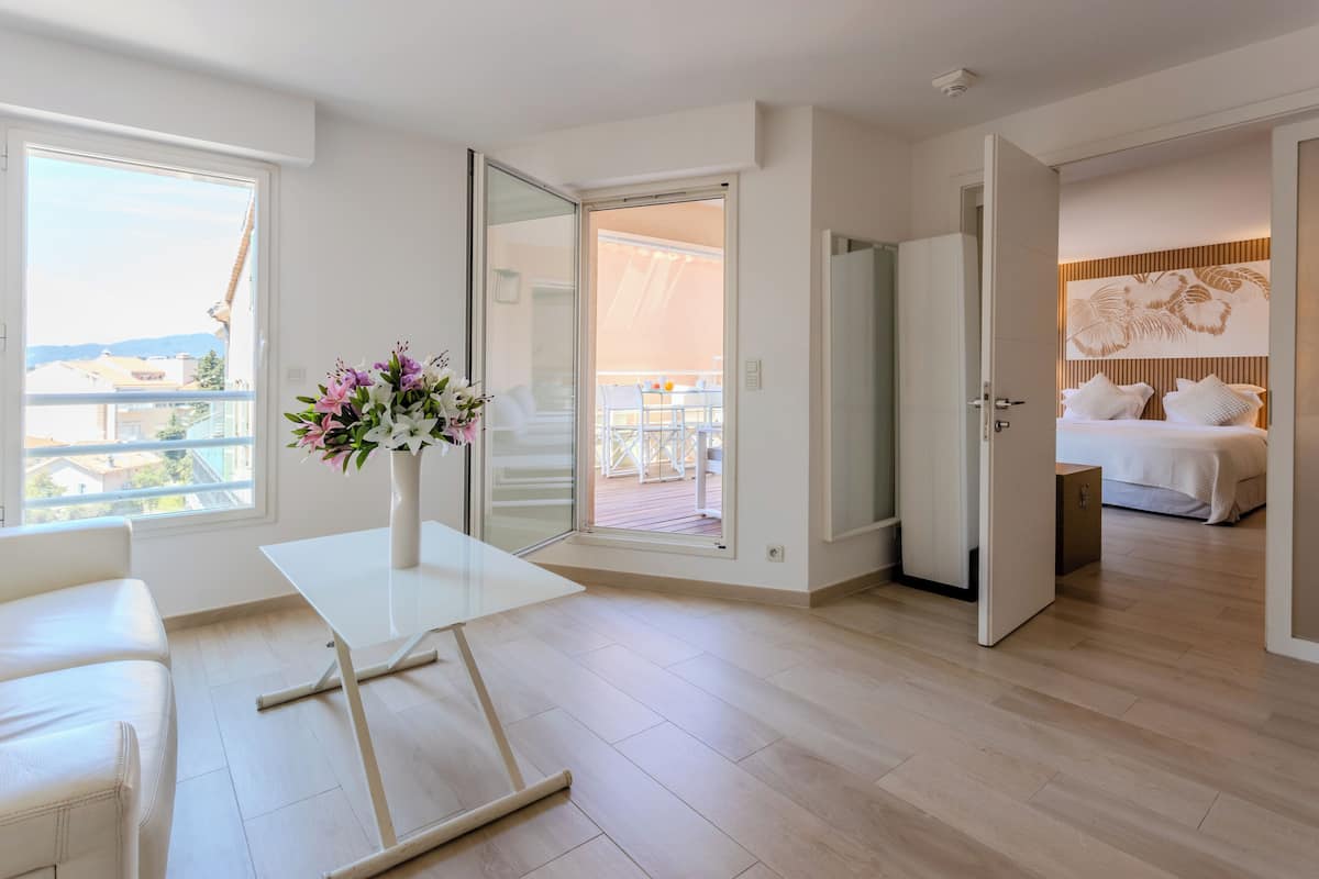 Suite Deluxe, balcón | Zona de estar | Televisión LED de 32 pulgadas con canales por cable, una televisión
