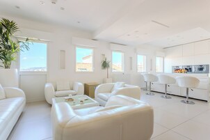 Ático panorámico | Zona de estar | Televisión LED de 32 pulgadas con canales por cable, una televisión