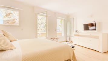 Deluxe kamer, terras | 1 slaapkamer, een kluis op de kamer, een bureau