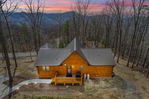 Exterior - Spacious 4 BR w/ Hot Tub, Pool Table, Fire Pit, Free WiFi and Great Mtn. Views! (Sevierville)