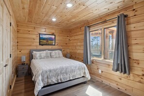 4 bedrooms, desk, iron/ironing board, free WiFi