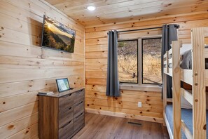 4 bedrooms, desk, iron/ironing board, free WiFi