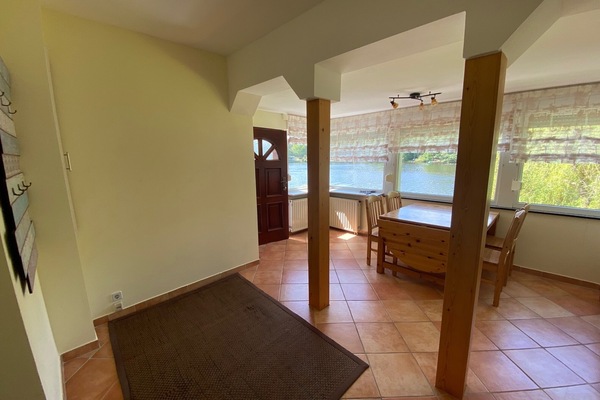 Eingangsbereich Seewohnung mit Essplatz