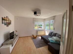 TV, books - Holiday apartment "Seewohnung" in a holiday home - directly on the lake (Mittenwalde)