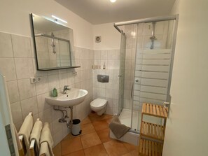 Towels, soap, toilet paper - Vacation apartment "Hang" in a vacation home - directly on the lake (Mittenwalde)