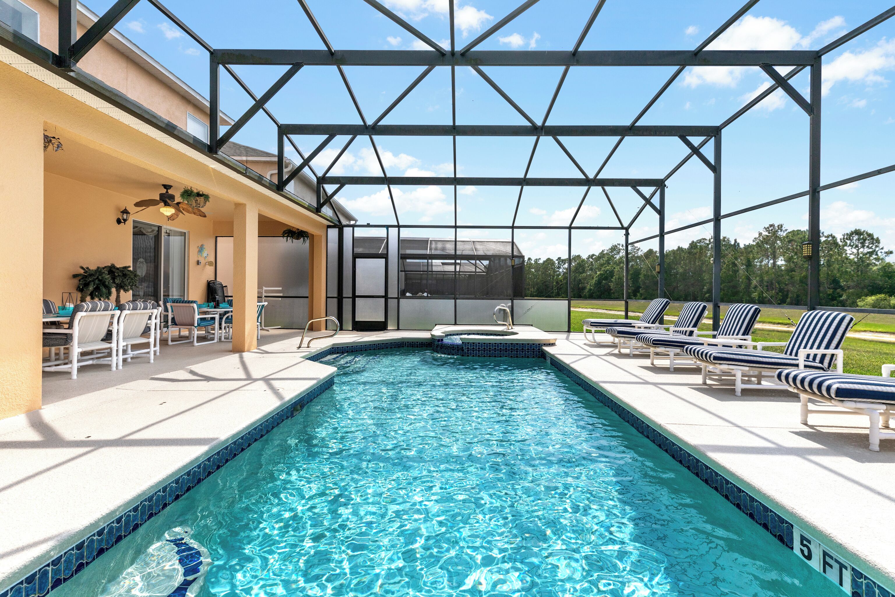 Kolam renang outdoor, dengan kursi berjemur