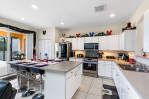 Full-size fridge, microwave, oven, stovetop