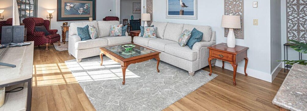 Arctic Ave House: Sunny and bright beautiful 4 Bedroom 3 Full bathroom single home walking distance to the beach, Free WiFi, linens included. Remodel just in co