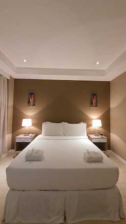 Escritorio, cortinas blackout y tabla de planchar con plancha