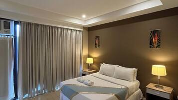 Kamar Double | Meja kerja, tirai kedap cahaya, setrika/meja setrika, dan Wi-Fi gratis