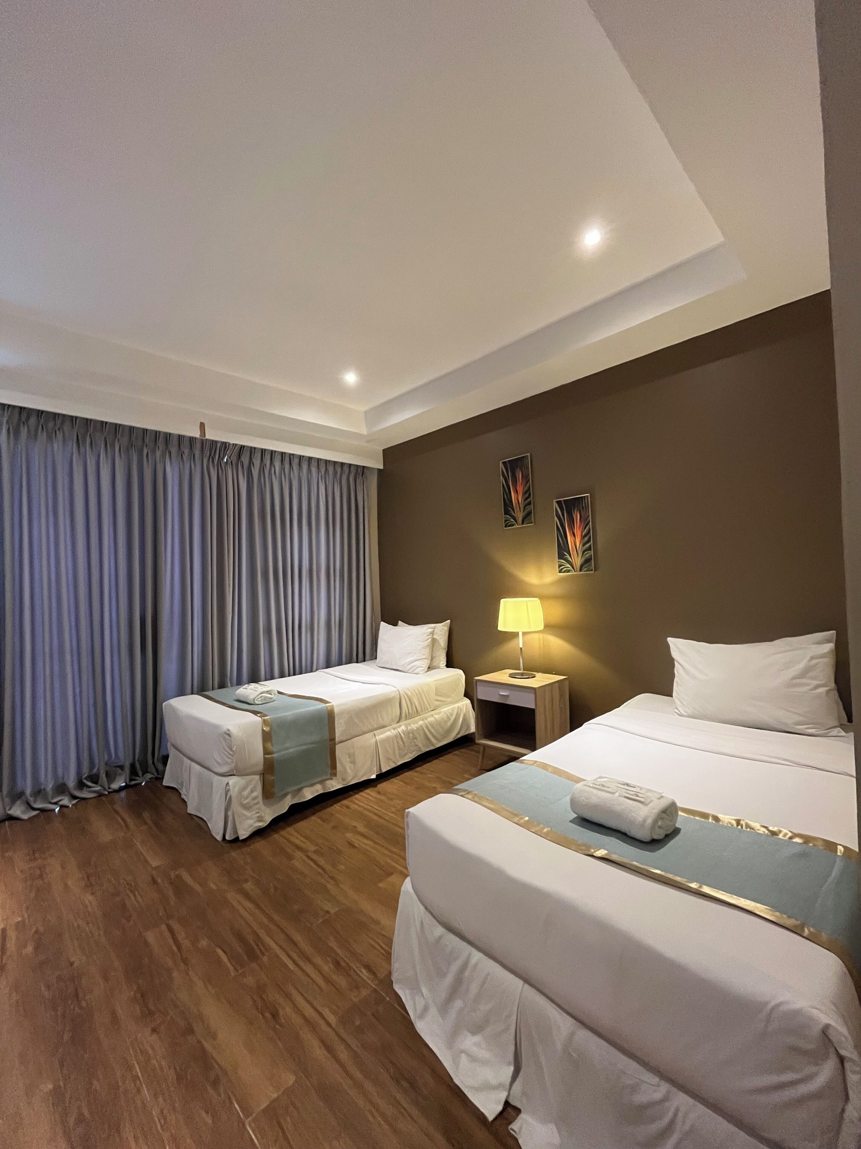 Escritorio, cortinas blackout y tabla de planchar con plancha 