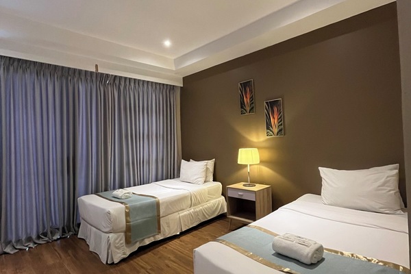 Escritorio, cortinas blackout y tabla de planchar con plancha