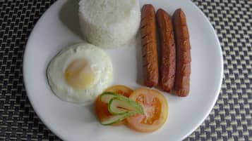 Termasuk sarapan masakan tempatan setiap hari