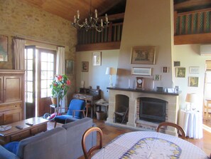 تلفزيون، مدفأة، كُتُب، طابعة