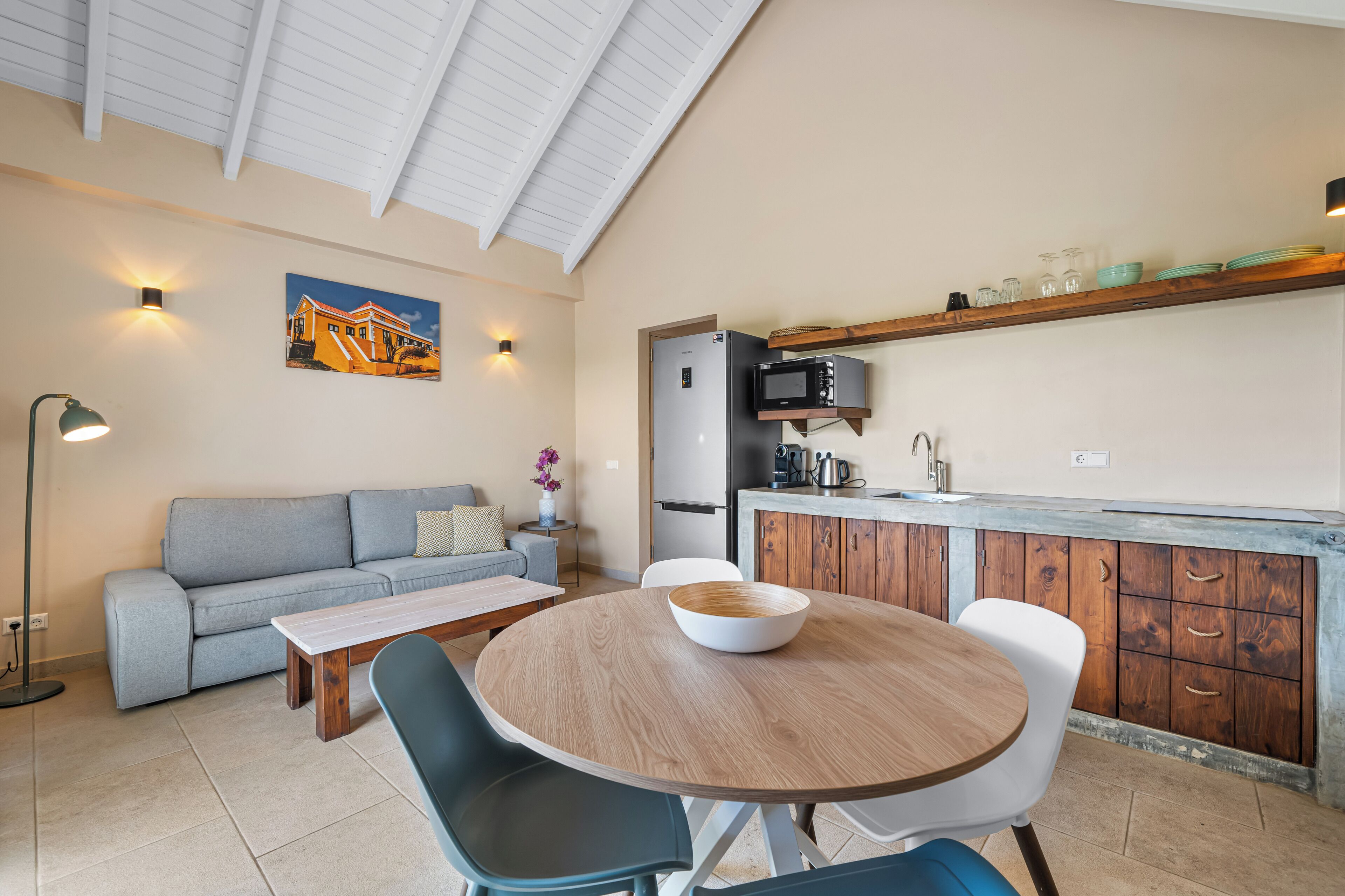 Apartamento Signature, 1 habitación, vistas a la piscina | Zona de estar | Smart TV de 43 pulgadas con canales digitales, una televisión