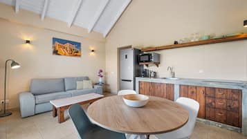 Apartamento Signature, 1 habitación, vistas a la piscina | Zona de estar | Smart TV de 43 pulgadas con canales digitales, una televisión