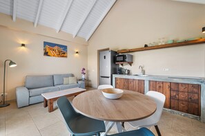 Signature-Apartment, 1 Schlafzimmer, Poolblick | Wohnbereich