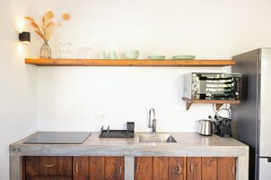 Condo com design assinado, 1 quarto, vista para a piscina | Cozinha privada | Geladeira, micro-ondas, fogão, cooktop