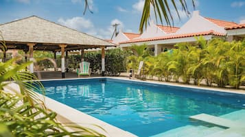 Kolam renang outdoor