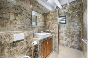 Signature appartement, 1 slaapkamer, uitzicht op zwembad | Badkamer | Een douche, handdoeken, toiletpapier
