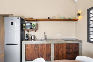 Apartamento Signature, 1 habitación, vistas a la piscina | Cocina privada | Frigorífico, microondas, horno y placa de cocina
