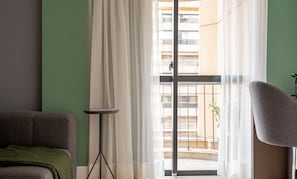 Studio Standard Casal | Coin séjour | TV connectée de 40 pouces avec chaßnes numériques, télévision