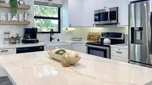 Réfrigérateur, four à micro-ondes, un four, surface de cuisson