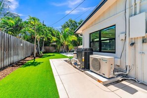 Il s’agit d’une propriété résidentielle dotée d’une pelouse bien entretenue, de climatiseurs extérieurs et d’une clôture en bois.