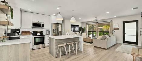 Kühlschrank, Mikrowelle, Ofen, Herdplatte