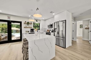 Réfrigérateur, four à micro-ondes, un four, surface de cuisson
