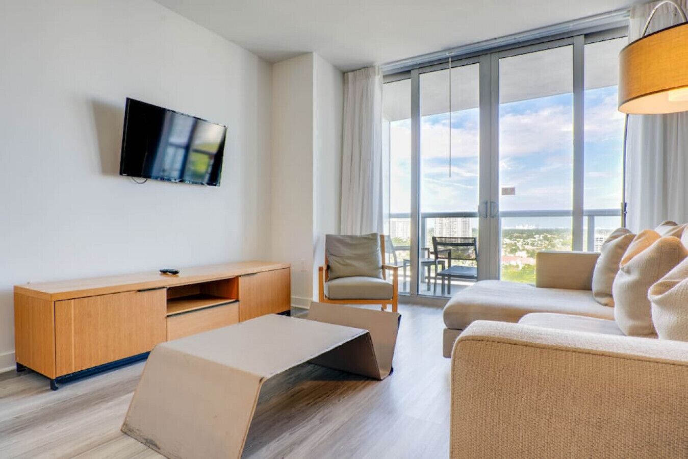Deluxe Beachwalk Resort Oasis w Outdoor Pool & Gym
