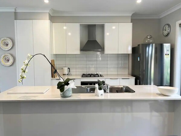 Frigorifero, microonde, forno, piano cottura