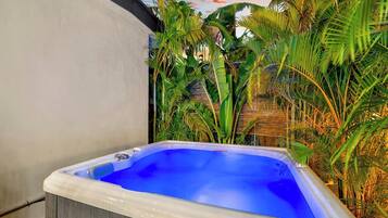 Tina de hidromasaje al aire libre