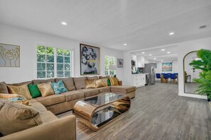 Smart TV, Netflix, Hulu, streaming services