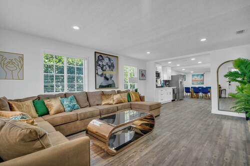 La Pergola Villa | 7 BR | Pool+Hot Tub | Location