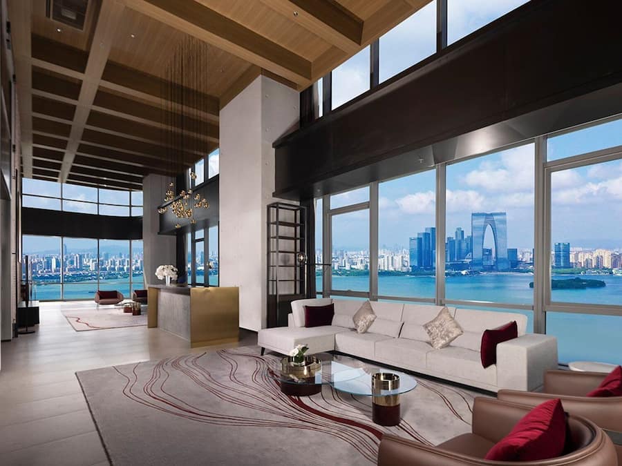 Cofres nos quartos, individualmente decorados, escrivaninha