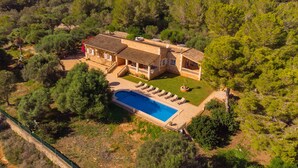 A large house with a swimming pool surrounded by trees. - Marina Calas de Mallorca (Calas de Mallorca)