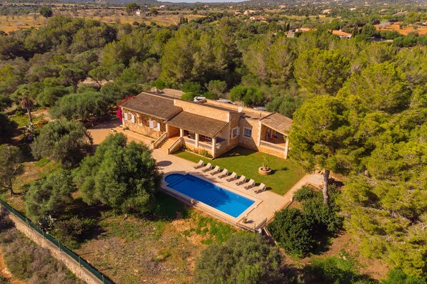 A large house with a swimming pool surrounded by trees. - Marina Calas de Mallorca (Calas de Mallorca)
