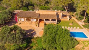 A large house with a swimming pool, surrounded by trees and a well-maintained lawn. - Marina Calas de Mallorca (Calas de Mallorca)