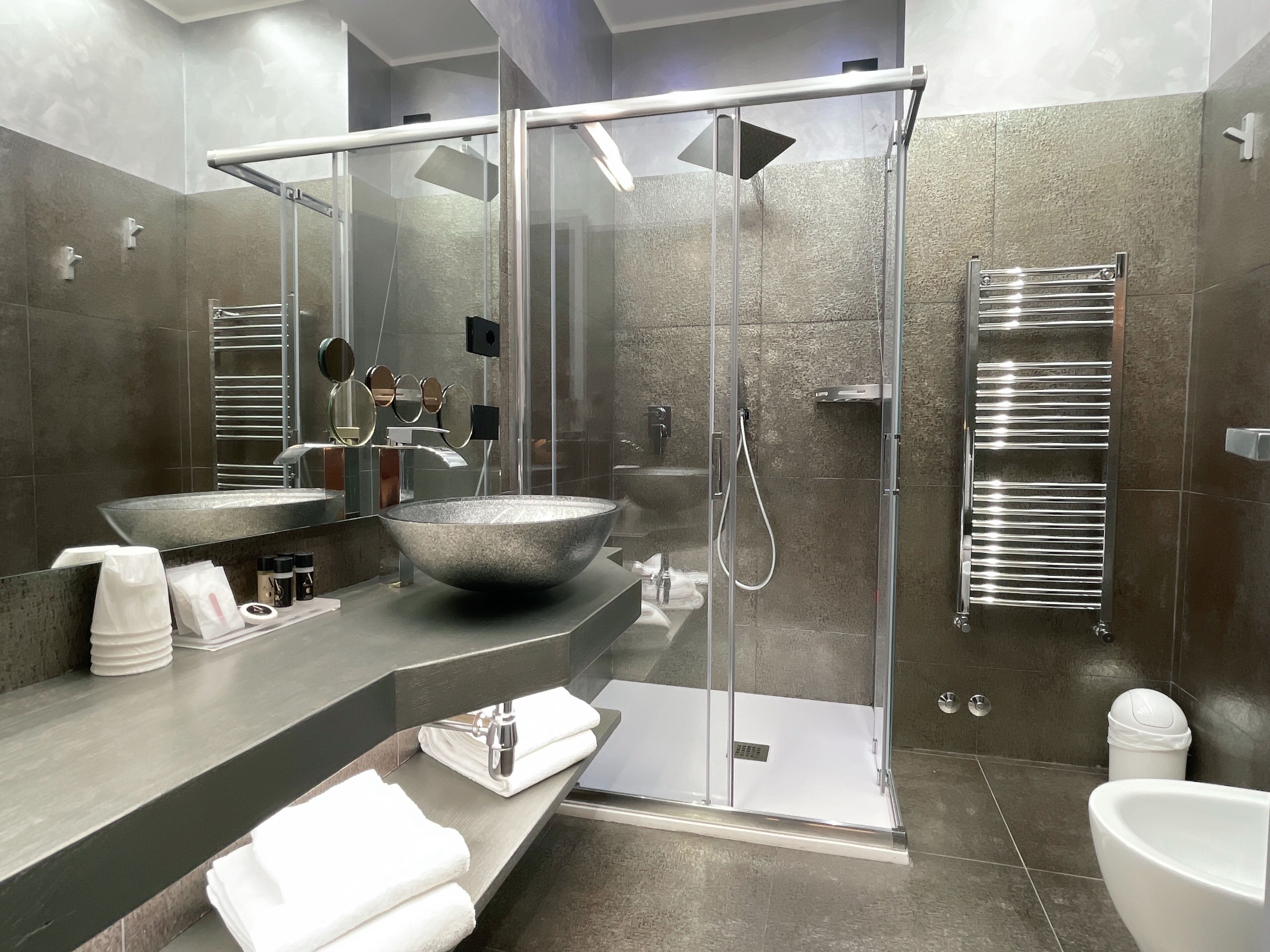 Chambre Junior, bain à remous | Salle de bain | Baignoire et douche séparées, baignoire à jets, douche à « effet pluie »